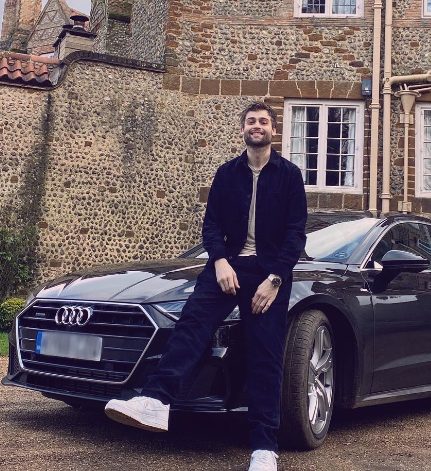 Douglas-Booth-con-su-auto-Audi