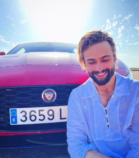 Douglas-Booth-con-su-auto-Jaguar