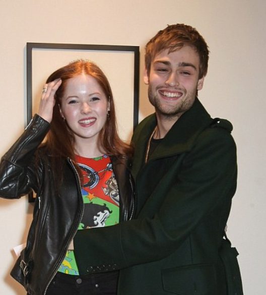 Douglas-Booth-con-su-ex-novia-Ellie-Bamber