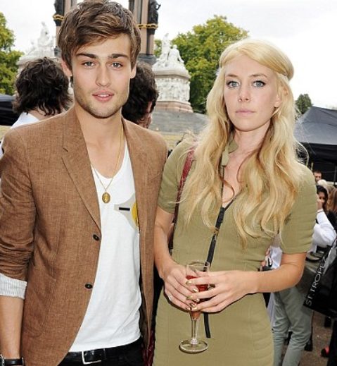 Douglas-Booth-con-su-ex-novia-Vanessa-Kirby