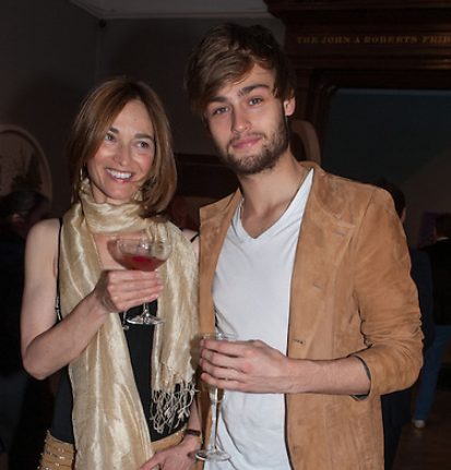 Douglas-Booth-con-su-madre-Vivien-Booth