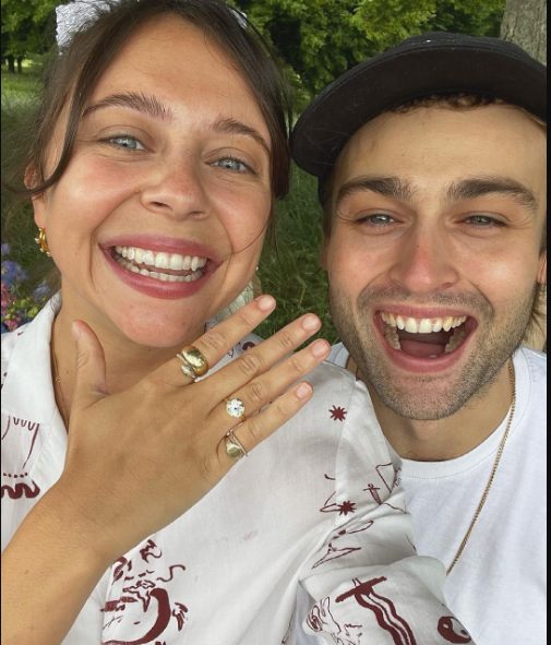 Douglas-Booth-con-su-novia-Bel-Powley