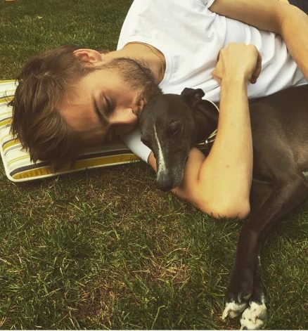 Douglas-Booth-con-su-perro-mascota