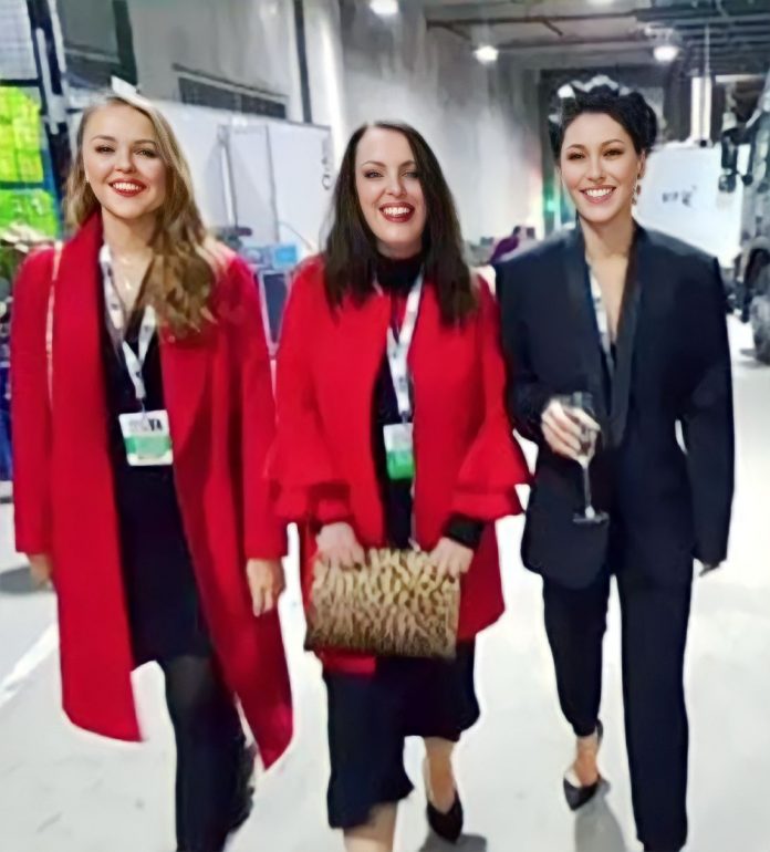 Emma-Willis-con-hermanas-Rebecca-Griffiths-y-Sharon-Griffiths-696x770