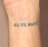 Eva-Longoria-baston-tatuaje-en-mano-derecha