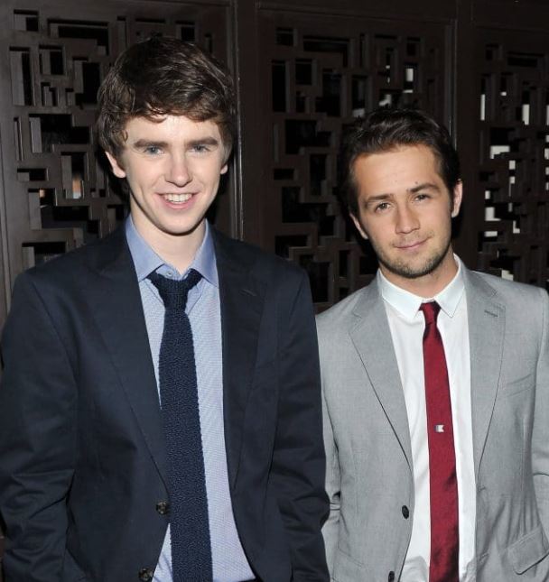 Freddie-Highmore-con-su-hermano-Bertie-Highmore