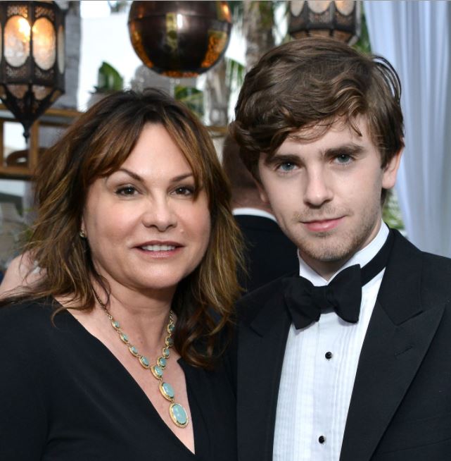 Freddie-Highmore-con-su-madre-Sue-Latimer