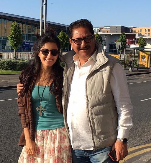 Isha con su padre Vinod