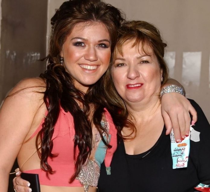 Kelly con su madre Jeanne Taylor
