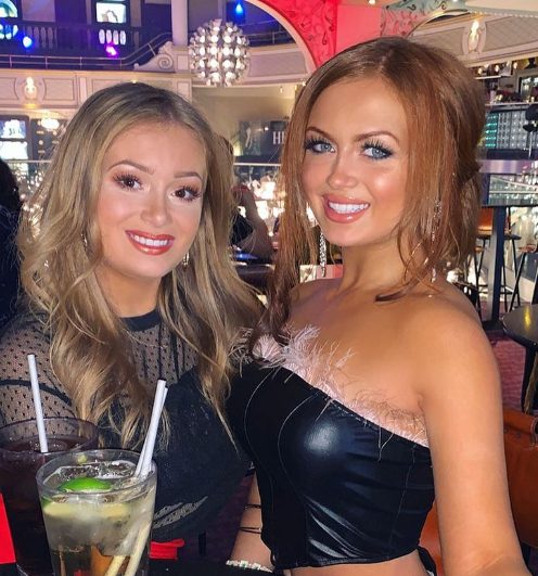 Maisie-Smith-con-su-hermana-Scarlett-Smith