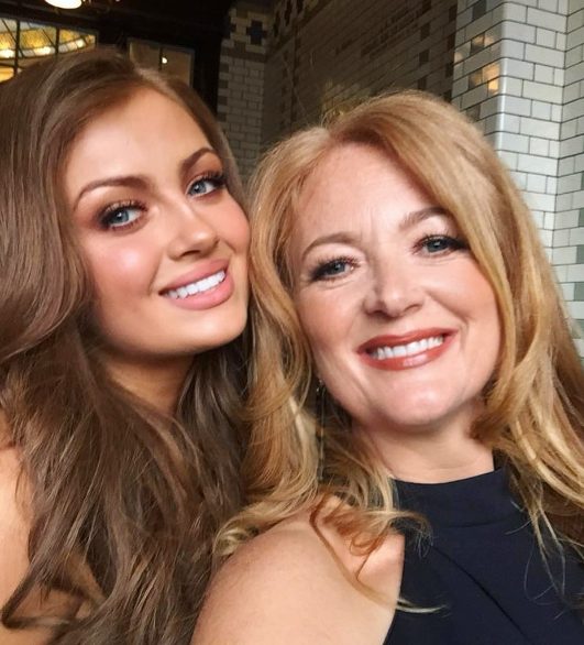 Maisie-Smith-con-su-madre-Julia-Smith