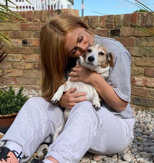 Maisie-Smith-con-su-perro-mascota