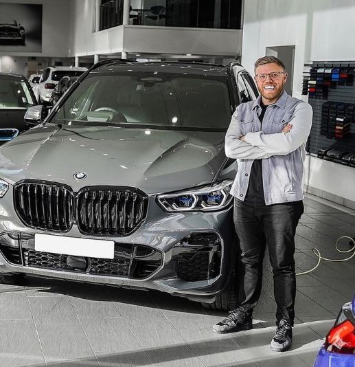 Rob-Beckett-con-su-coche-BMW