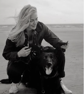Chloë con su perro mascota