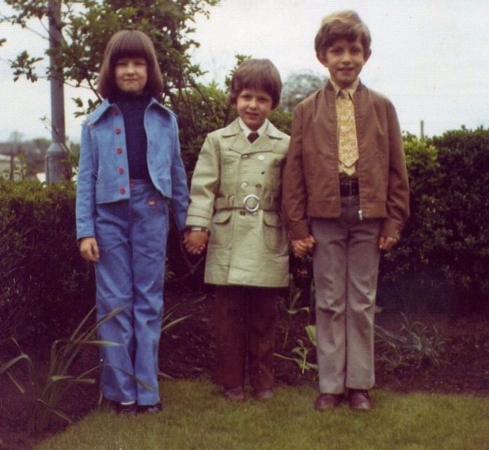 Gerard Butler con sus hermanos en la infancia: Gerard en el medio, Lynn a la derecha y Brian a la izquierda.