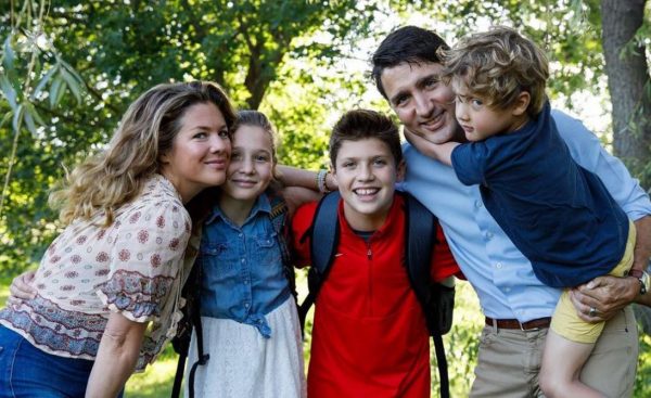 Justin Trudeau con esposa e hijos