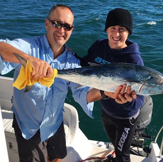 Marnus-Labuschagne-pescando-con-padre-Andre-Labuschagne