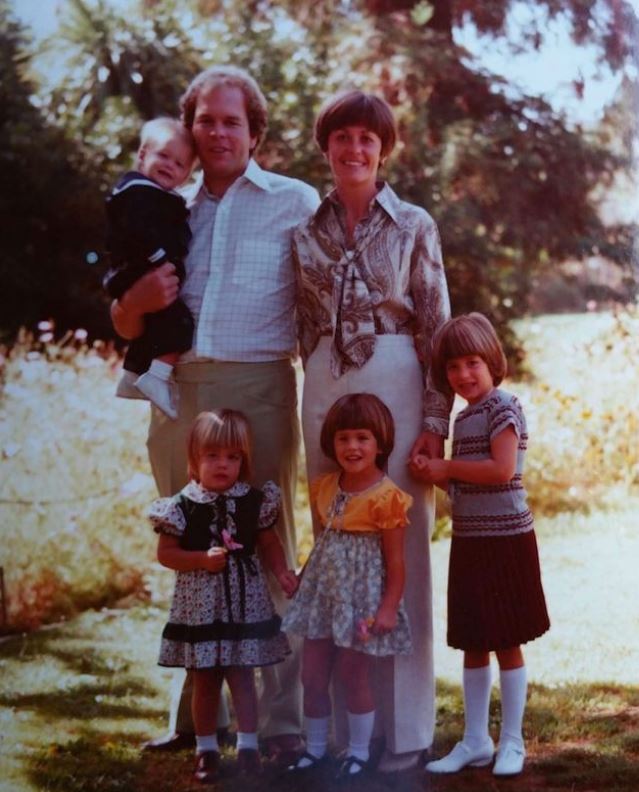 Tom Brady con padres y hermanas en la infancia.