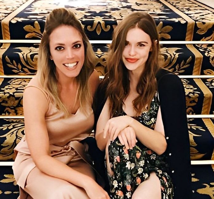 Holland-Roden-con-su-hermana-Taylor-Roden-696x646