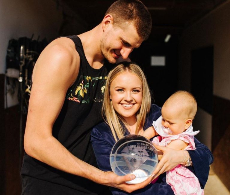 Nikola Jokic con su esposa y su hija Ognjena Jokic