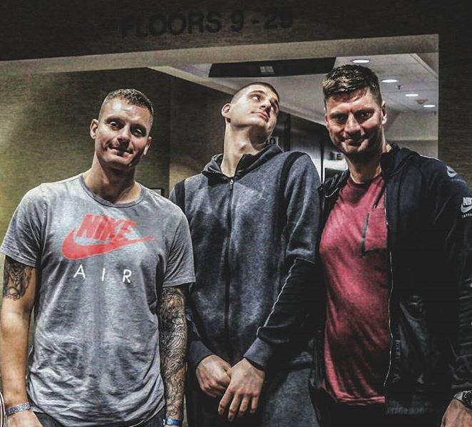 Nikola-Jokic-con-hermano-Nemanja-Jokic-y-Strahinja-Jokic