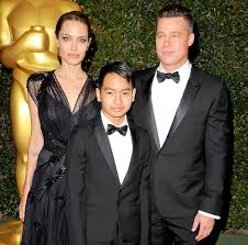 Brad y Angelina con su hijo Maddox Chivan Jolie.