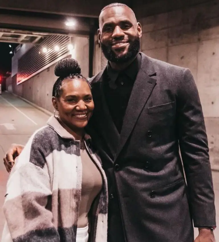 LeBron-James-con-madre-Gloria-James-768x846