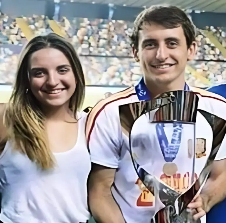 Mikel-Oyarzabel-con-hermana-Elene-Oyarzabal-768x757