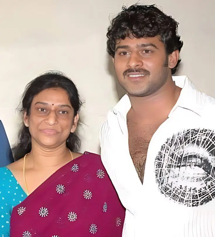 Prabhas-con-madre-Siva-Kumari