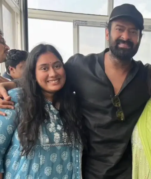 Prabhas-con-prima-hermana-Sai-Praseedha-Uppalapati-506x600