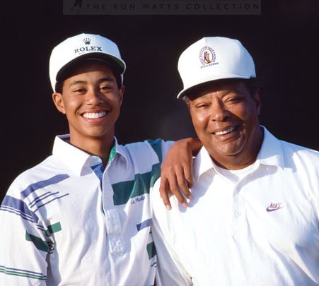 Tiger-Woods-con-su-padre-en-edad-joven