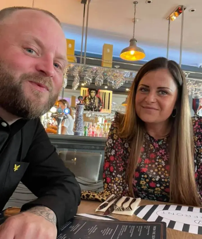 Arron Crascall con su esposa Charlotte Crascall