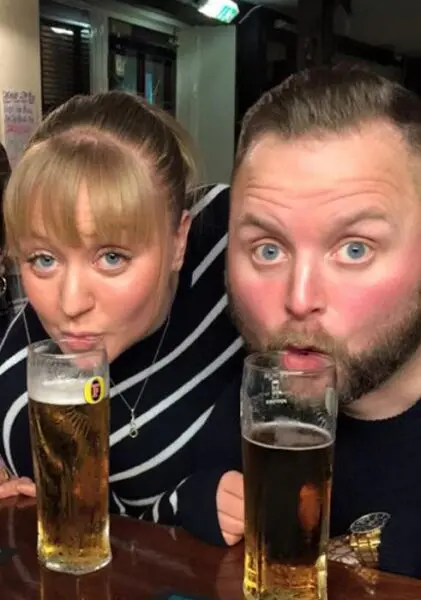 Arron Crascall con su hermana 421x600