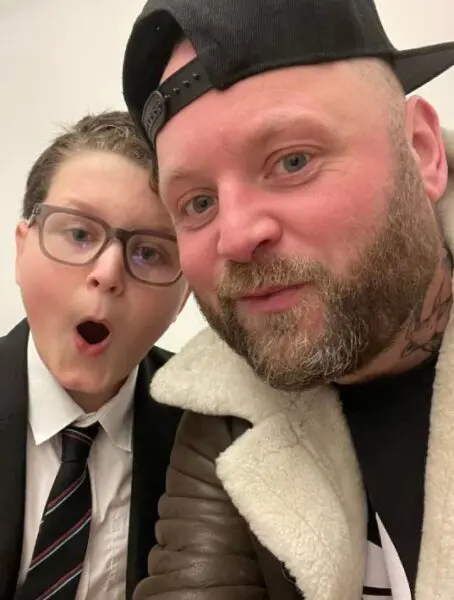 Arron Crascall con su hijo Alfie Crascall 454 600