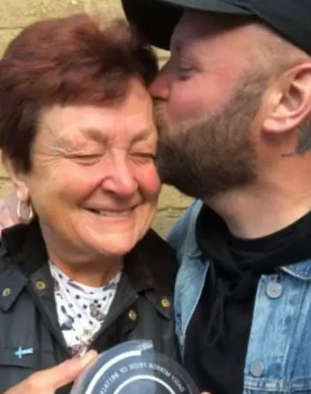 Arron Crascall con su madre Cessy Crascall