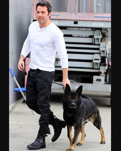 Ben-Affleck-con-su-perro-pastor-alemán