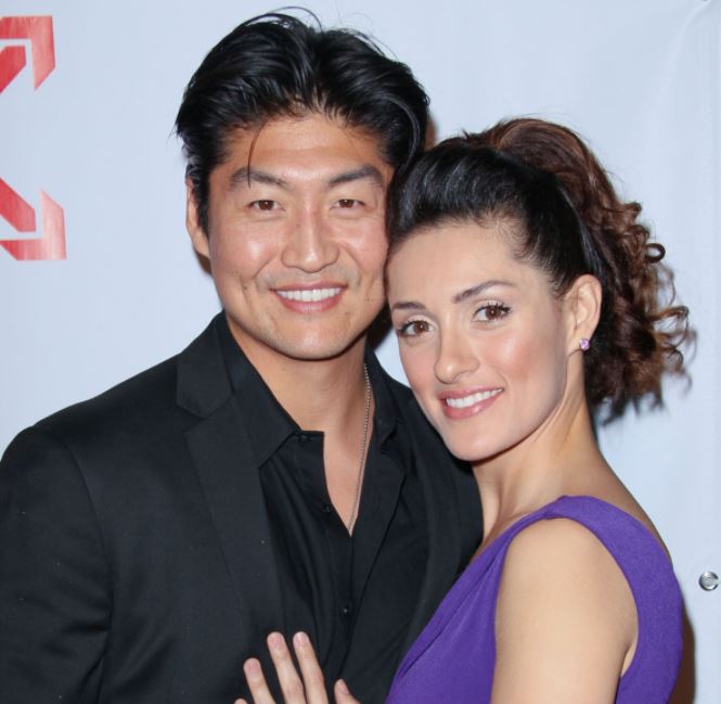 Brian Tee con su esposa Mirelly Taylor en la imagen