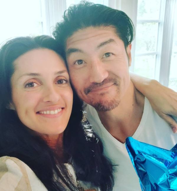 Brian Tee con su esposa Mirelly Taylor