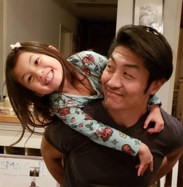 Brian Tee con su hija Madelyn Skyler