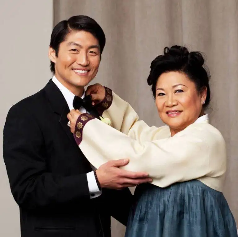 Brian Tee con su madre Connie Kim 768x766