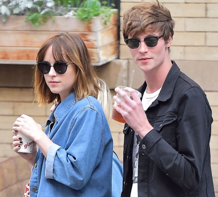 Dakota Johnson con su ex novio Matthew Hitt