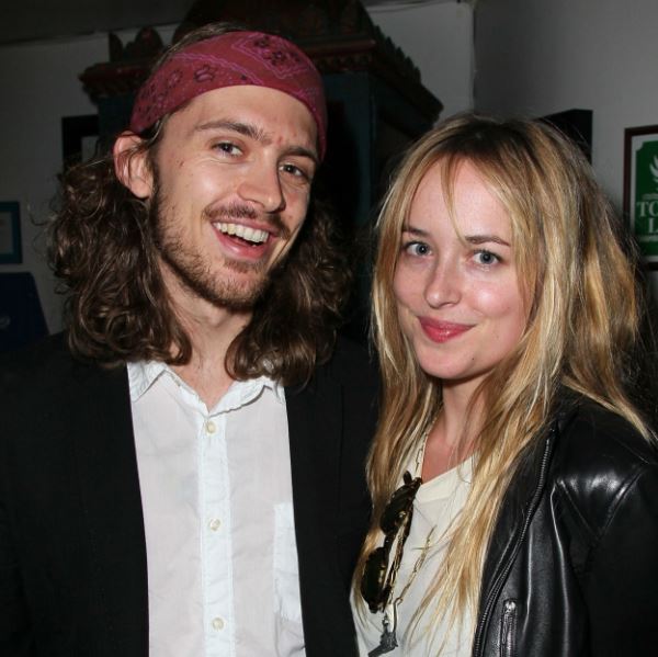 Dakota Johnson con su hermano Alexander Bauer