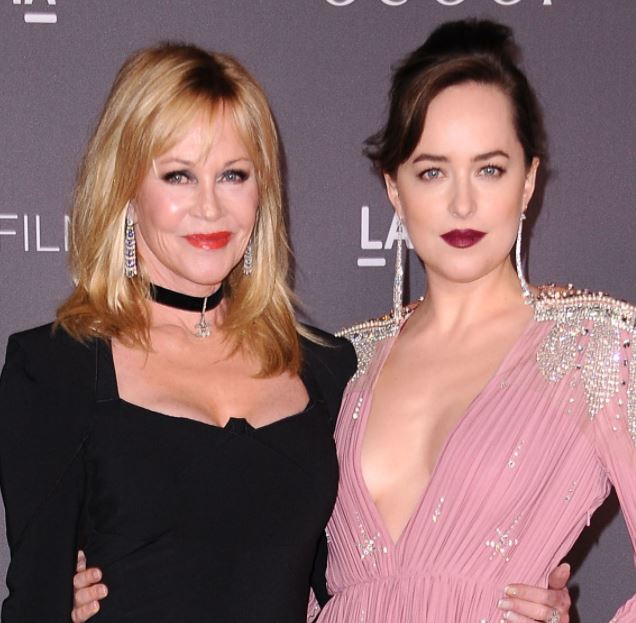 Dakota Johnson con su madre Melanie Griffith