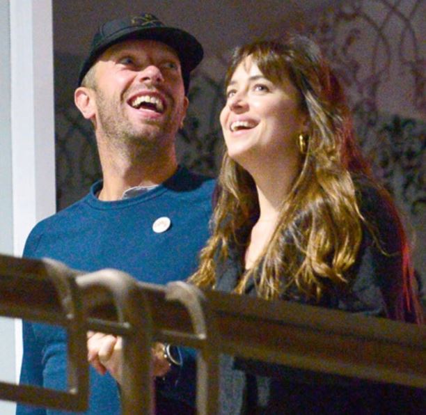 Dakota Johnson con su novio Chris Martin