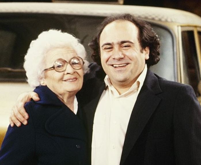 Danny DeVito con su madre Julia DeVito