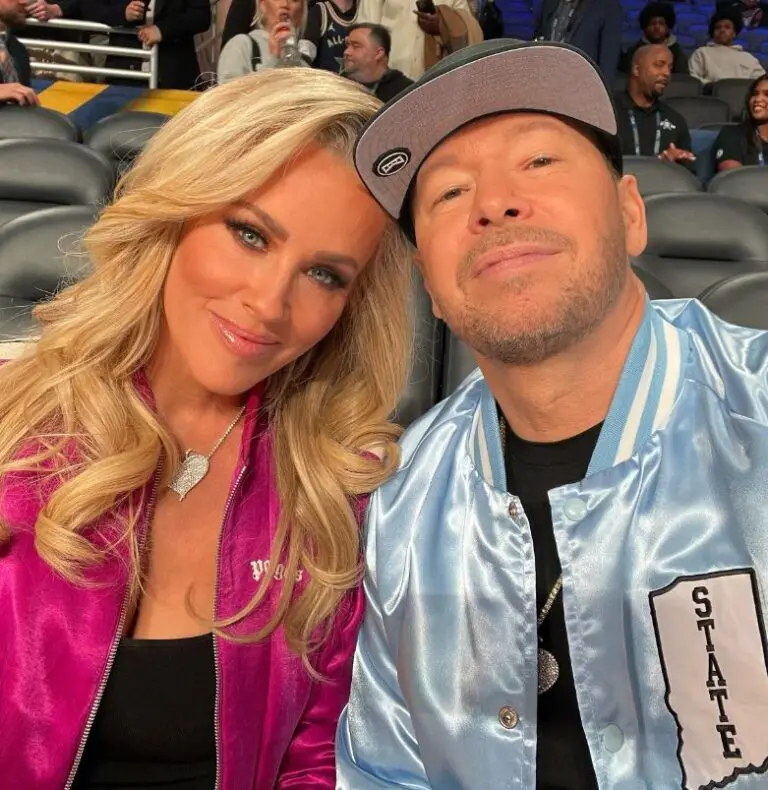 Donnie Wahlberg con su esposa Jenny McCarthy 768x790