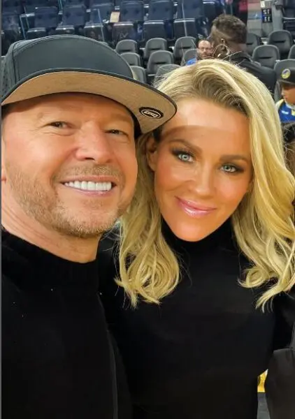 Donnie Wahlberg con su esposa Jenny McCarthy - imagen 422x600