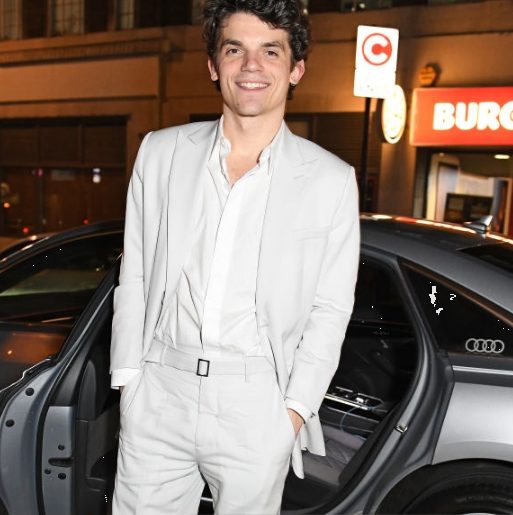 Edward Bluemel con su coche Audi