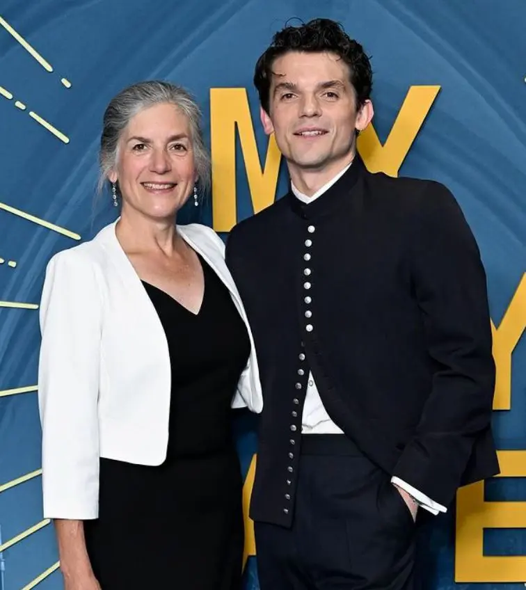 Edward Bluemel con su madre Jane Bluemel