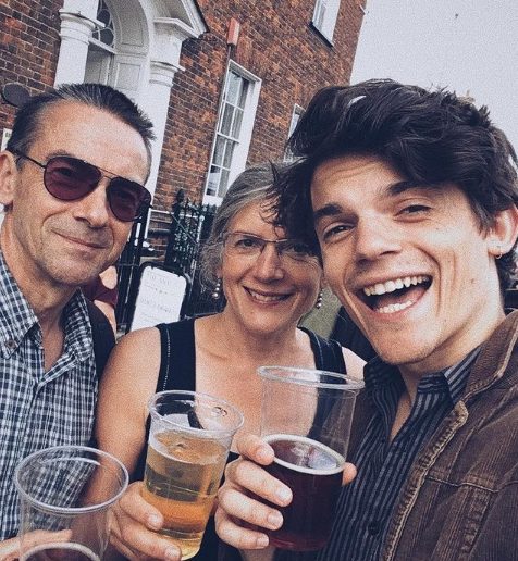 Edward Bluemel con su padre y su madre